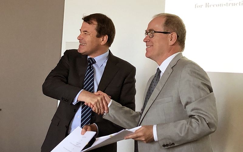 Handshake between Ambassador Raymund Furrer and EBRD First VP Jürgen Rigterink in Berne in 2019.